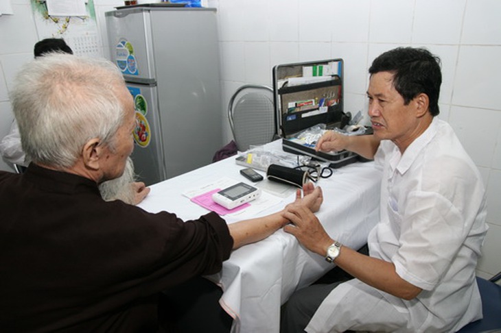 Khi dùng thuốc, cần sự tư vấn của bác sĩ chuyên khoa. Ảnh: TM