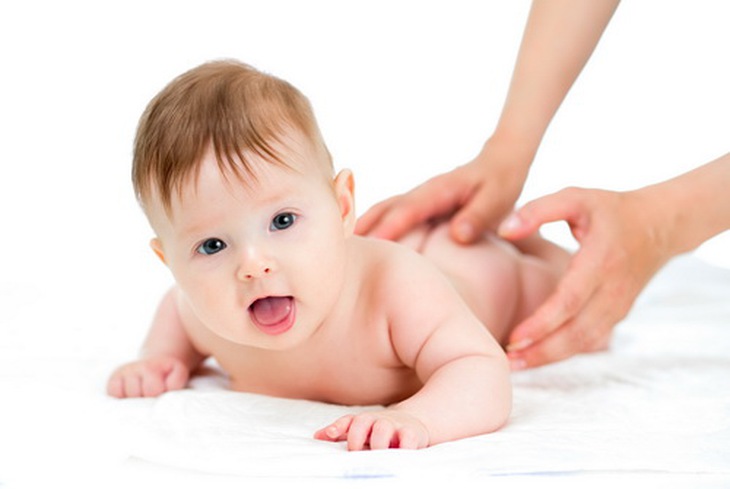 Kiên trì và đều đặn các thao tác xoa bóp kích thích hệ tiêu hóa của trẻ.