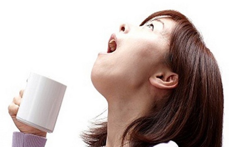 Cần dùng thuốc súc họng chứa iod theo chỉ dẫn của bác sĩ.