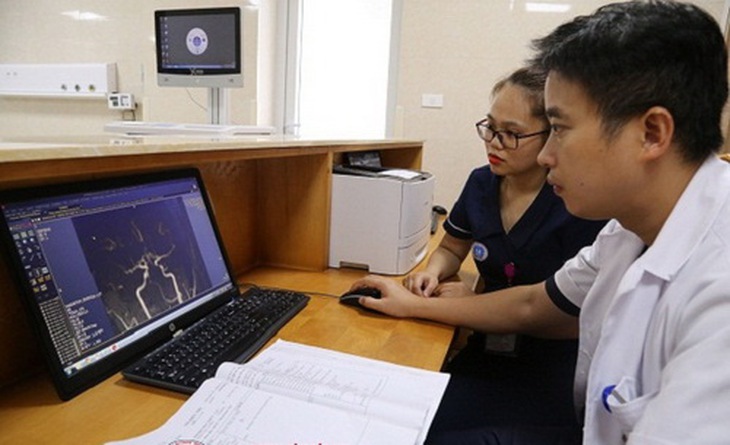 ThS.BS. Nguyễn Quang Ân, Giám đốc Trung tâm Đột quỵ hướng dẫn đọc kết quả sau khi sử dụng phần mền RAPID.