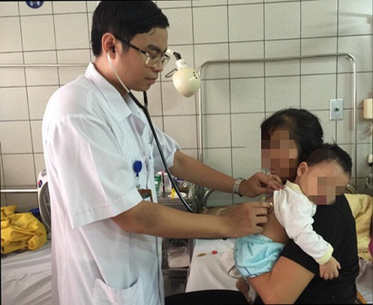 Điều trị cho trẻ ngộ độc thuốc cam. Ảnh: Trần Minh