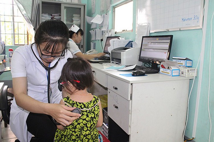 Thăm khám phát hiện sớm bệnh lao cho bệnh nhi ở Trung tâm y tế huyện Nhơn Trạch, Đồng Nai.