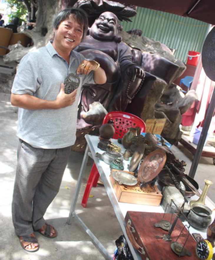 Trần Văn Sơn say sưa thuyết minh về các cổ vật.