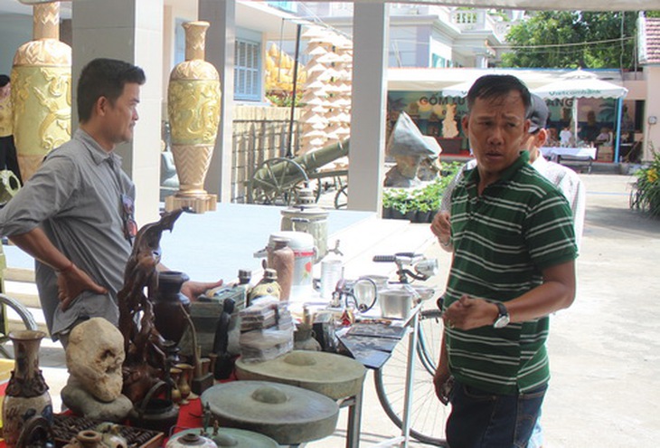 Chiếc xe đạp Phượng Hoàng, bình tông bộ đội, đài radio xưa luôn được trưng bày.