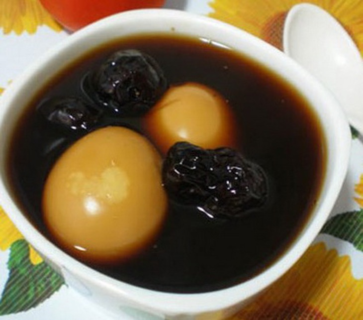 Hà thủ ô nấu trứng gà rất tốt cho người bị rụng tóc.