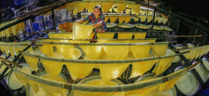 Một lò nấu tàu hũ ky.