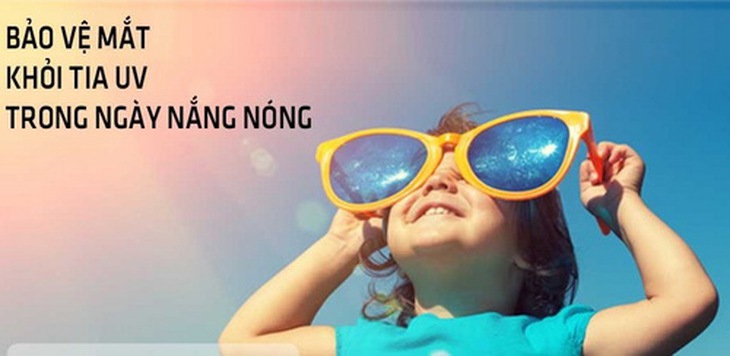 Cần đeo kính mát khi ra ngoài và chọn kính có tác dụng cản tia UV.