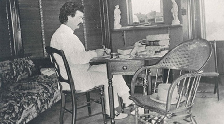 Tấm ảnh văn hào Mark Twain gửi tặng nữ độc giả nghèo Edith Draper, năm 1907.