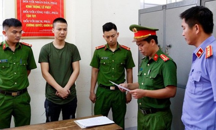 Lực lượng chức năng tống đạt quyết định khởi tố bị can đối với Nguyễn Trọng Hùng.