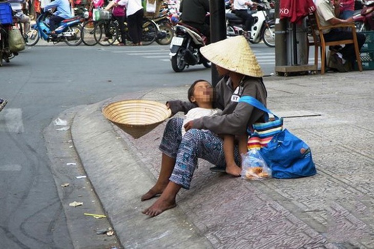 Người ăn xin trên đường phố đa phần là hoàn cảnh giả tạo, nhưng lại gây nhếch nhác cho bộ mặt đô thị.