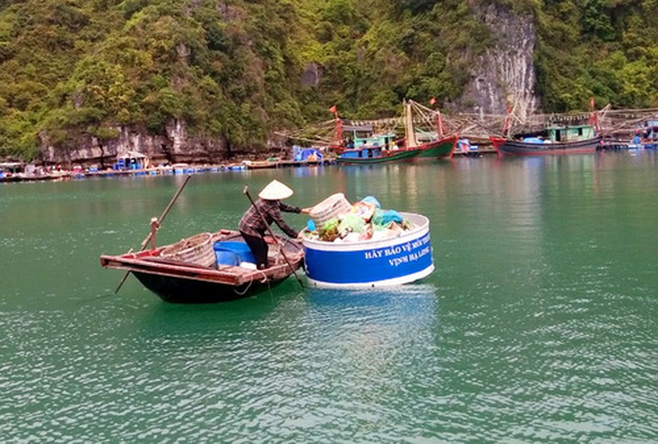 Thu gom rác trên vịnh Hạ Long. Ảnh: TQ