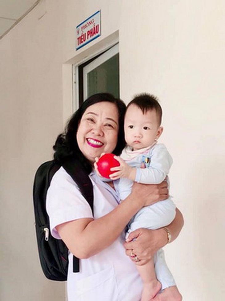 TS. BS.  Đào Thị Ngọc Lan chia tay bệnh nhi trước khi xuất viện.