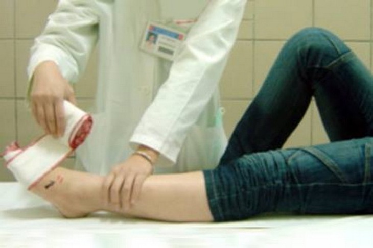 Kỹ thuật băng ép bất động sơ cứu rắn cắn.