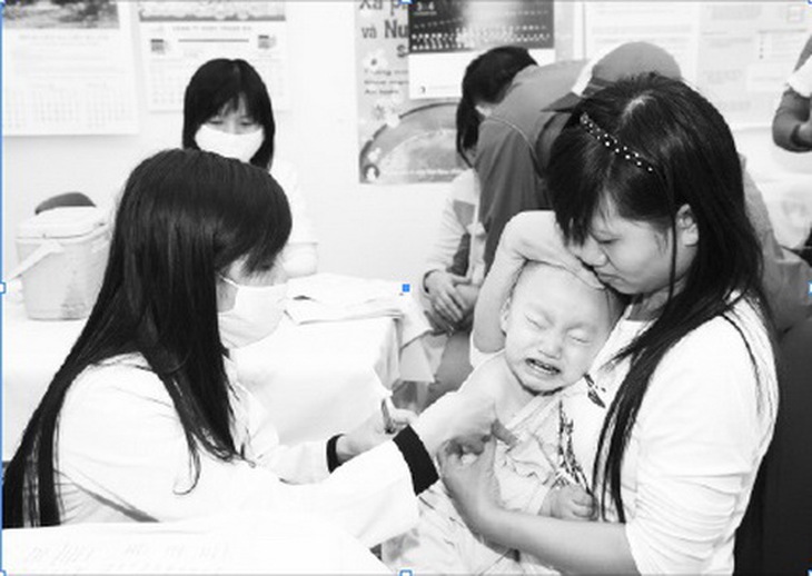 Đưa trẻ đi tiêm vắc-xin sởi là cách tốt nhất để phòng bệnh sởi. Ảnh: TM