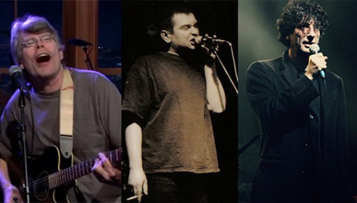 Stephen King, “Ông hoàng sách kinh dị” sắm vai ca sĩ kiêm nghệ sĩ guitar; Dan Brown,  tác giả tiểu thuyết hư cấu và Neil Gaiman, nhà văn Anh trong vai ca sĩ (từ trái sang).