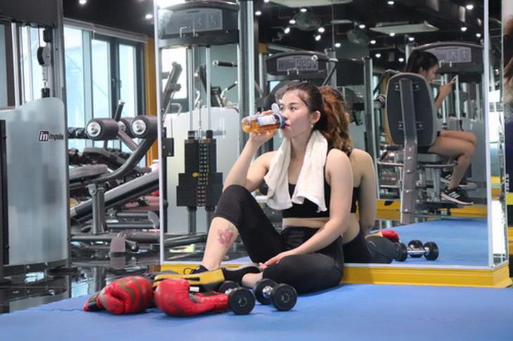 Nên bổ sung nước thường xuyên khi tập luyện.