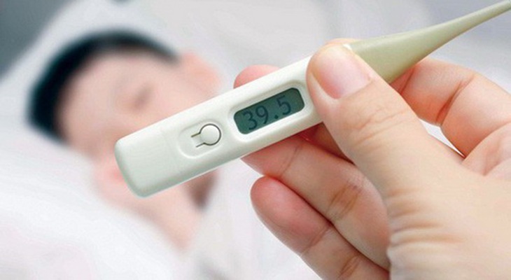 Khi bị cảm lạnh thân nhiệt của người bệnh thường không tăng nhiều, ít có khả năng bị sốt, nếu có sốt thì sẽ sốt nhẹ nhưng với người bị cảm cúm sẽ có triệu chứng sốt, thân nhiệt tăng cao đến 39 - 400C, trẻ nhỏ bị cảm cúm sốt kéo dài tới 3 – 4 ngày.