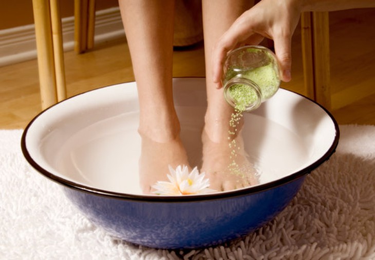 Ngâm chân với muối khoáng giúp giảm sưng, đau.
