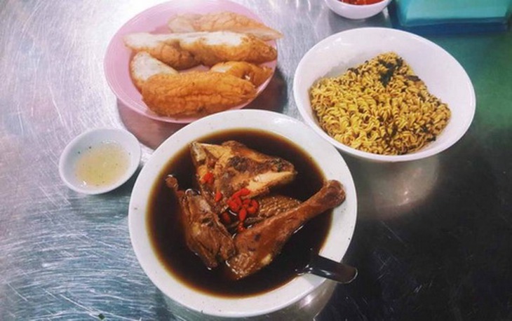 Gà hầm thiên ma, sâm, kỳ chữa hoa mắt chóng mặt do khí huyết suy yếu.