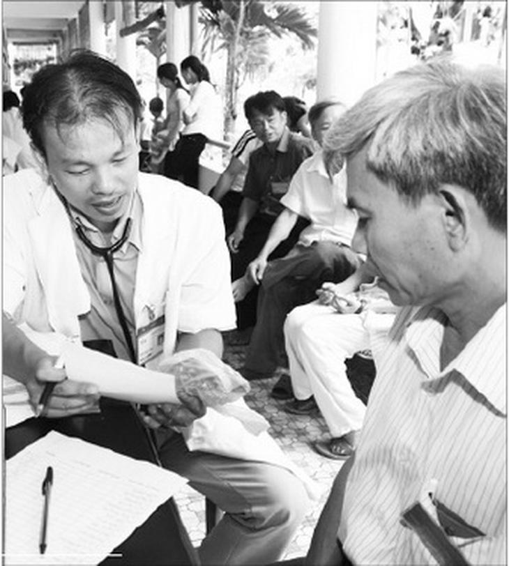 Hướng dẫn bệnh nhân dùng thuốc theo đơn. Ảnh: TM