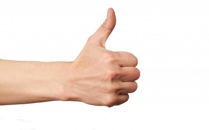 Nên dùng ngón tay cái ấn vào điểm đau ở bụng.