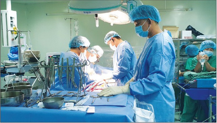 Ê-kíp bác sĩ mổ tim của BVĐKTW Cần Thơ tiến hành phẫu thuật.