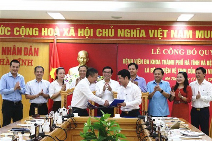 Trao biên bản ghi nhớ giữa 2 bệnh viện.