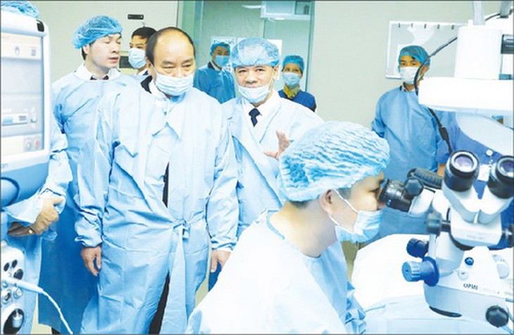 Thủ tướng Chính phủ Nguyễn Xuân Phúc đến thăm Bệnh viện Mắt Trung ương trong dịp kỷ niệm 60 năm thành lập Bệnh viện (1957 - 2017).