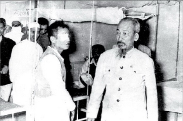 Bác Hồ thăm bệnh nhân điều trị nội trú tại Viện Mắt năm 1956.     Ảnh tư liệu