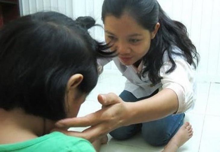 Can thiệp tâm lý cho trẻ ở Bệnh viện Chỉnh hình và Phục hồi chức năng TP. HCM.
