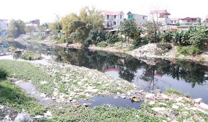 Tràn lan rác thải.