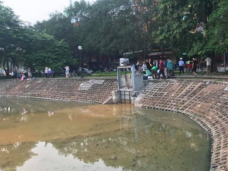 Cống ngăn thải được cho là từ Nhà máy nước Tương Mai xả ra hồ Đền Lừ.