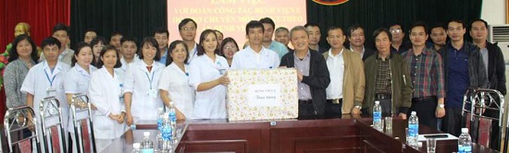 Đoàn công tác BV E thăm và tặng quà cho Trung tâm Y tế huyện Tam Đường, Lai Châu. Ảnh: Phương Thúy