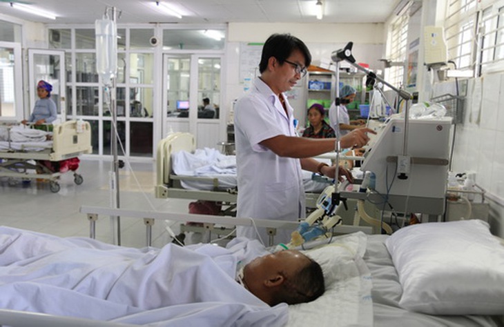 Bác sĩ Nguyễn Việt Hải tận tình chăm sóc bệnh nhân, luôn hết lòng vì người bệnh.