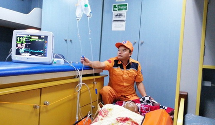 BS. Lê Văn Minh đang công tác tại tàu Trung tâm Phối hợp Tìm kiếm cứu nạn hàng hải Việt Nam khu vực 1 Hải Phòng.