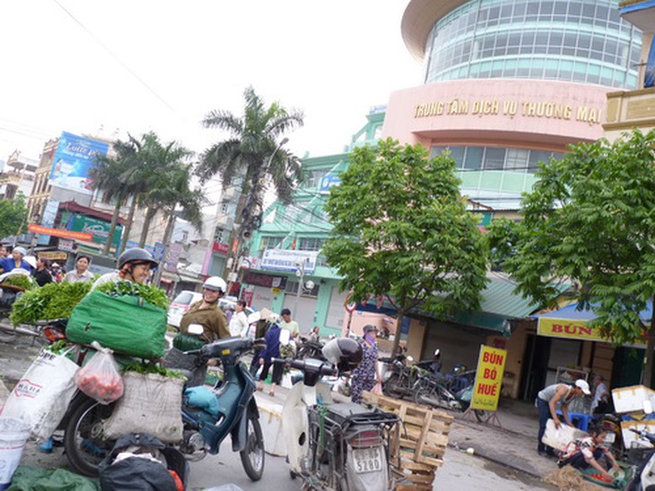 Không ít người lấn cả lòng đường để buôn bán.
