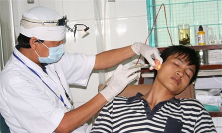 Nên lấy ráy tai ở bác sĩ tai mũi họng.