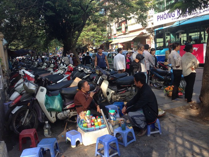 Vỉa hè luôn đông đúc người buôn bán vặt.