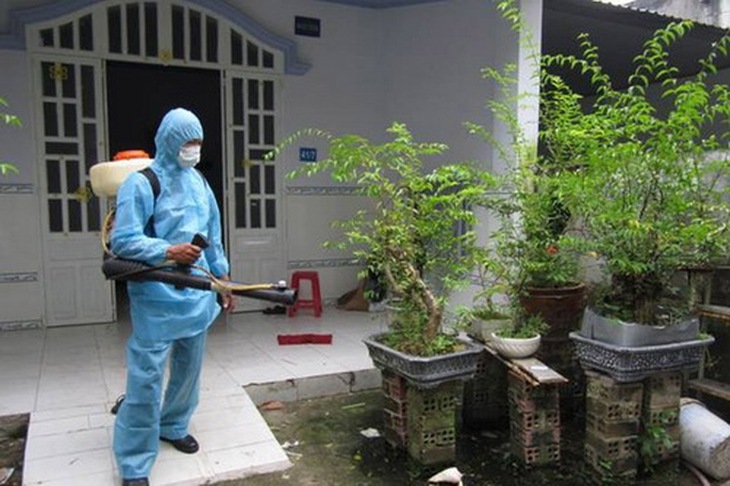 Phun tồn lưu hoá chất diệt muỗi giúp phòng chống hiệu quả.