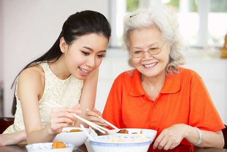 Chăm sóc người cao tuổi cần quan tâm tới nước uống để tránh mất nước.