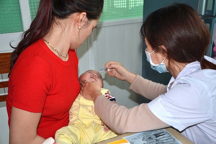Cho trẻ uống vắc- xin để phòng bệnh tiêu chảy do Rotavirus.