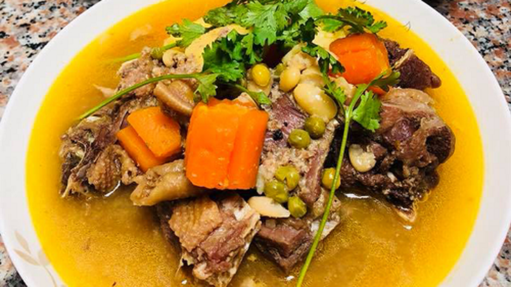 Gà hầm cà rốt đậu trắng bổ thông khí huyết, kiện tỳ, ích thận trừ thấp; Chữa phù, nhức mỏi chân tay.
