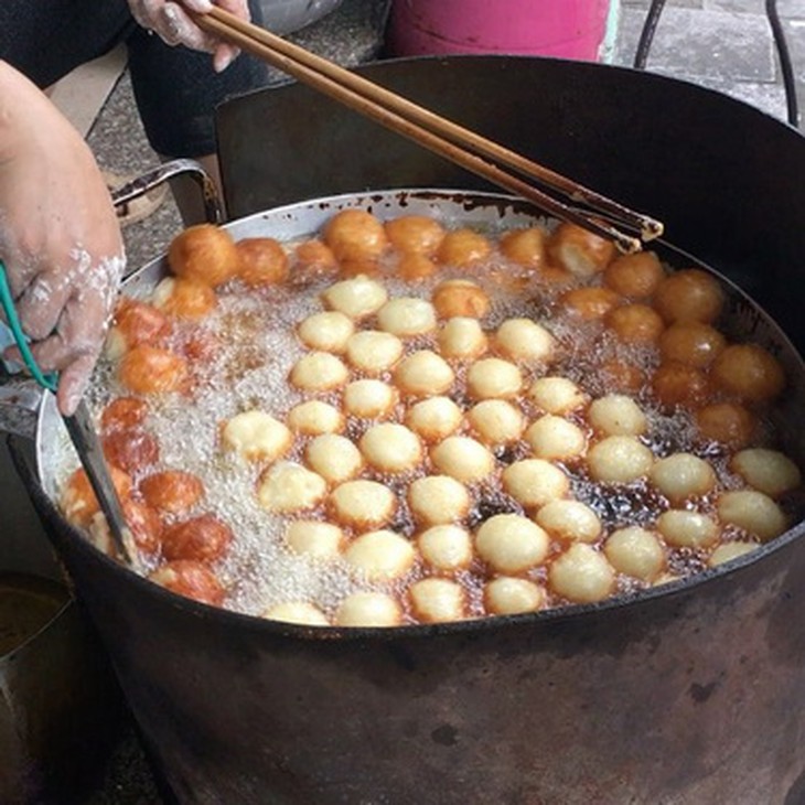 Thực phẩm chiên rán, sử dụng nhiều phẩm màu không chỉ gây ngộ độc mà còn có thể gây ung thư.