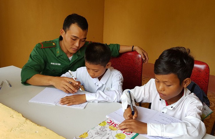 Theo dõi, kèm cặp 2 con học bài.