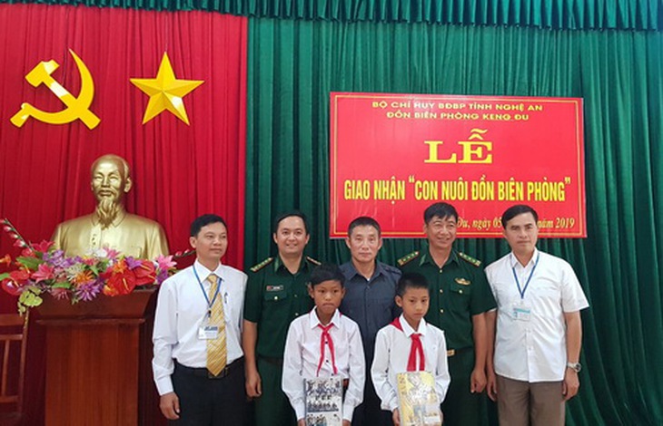 Đồn Biên phòng Keng Đu nhận nuôi 2 con Lo Văn Diệu và Seo Văn Điệp.