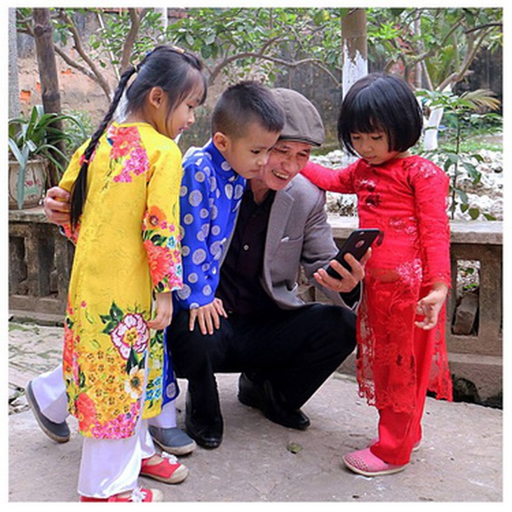 Nhạc sĩ Ngọc Khuê và các em nhỏ.