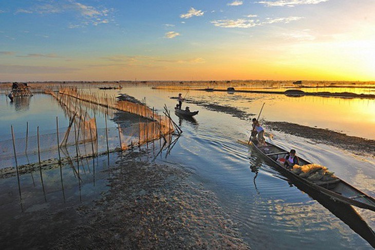Bình minh ở đầm phá Tam Giang.