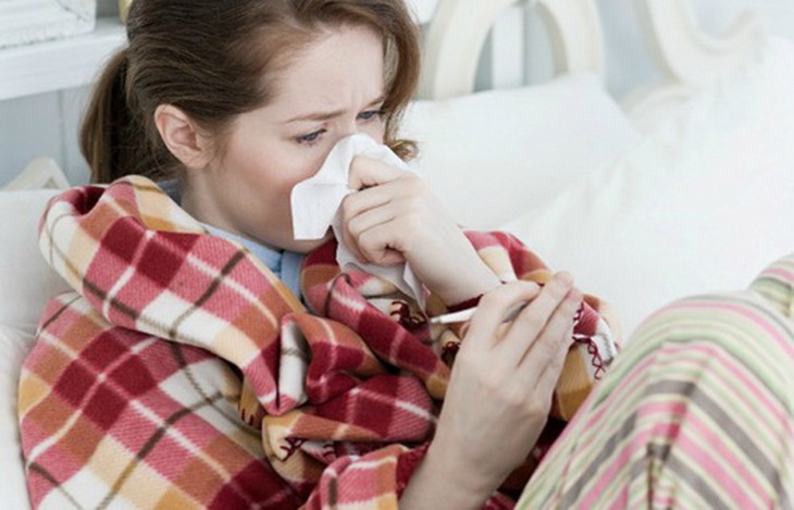 Người bệnh cảm phong hàn biểu hiện sốt cao, sợ lạnh, thích đắp chăn, không ra mồ hôi, ngực sườn đau tức, ngạt mũi...