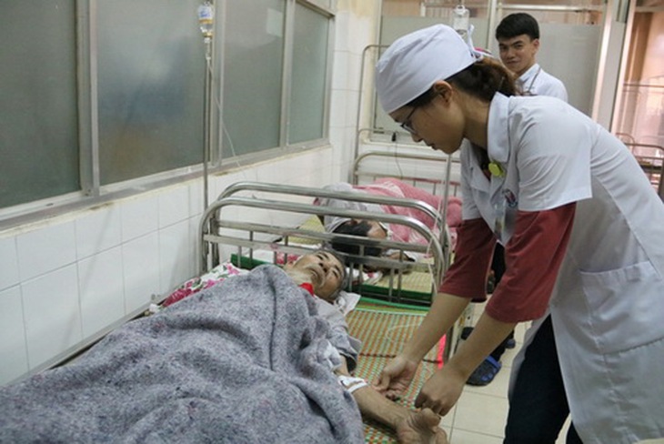 Sinh viên hỗ trợ cán bộ y tế chăm sóc bệnh nhân trong dịp Tết.