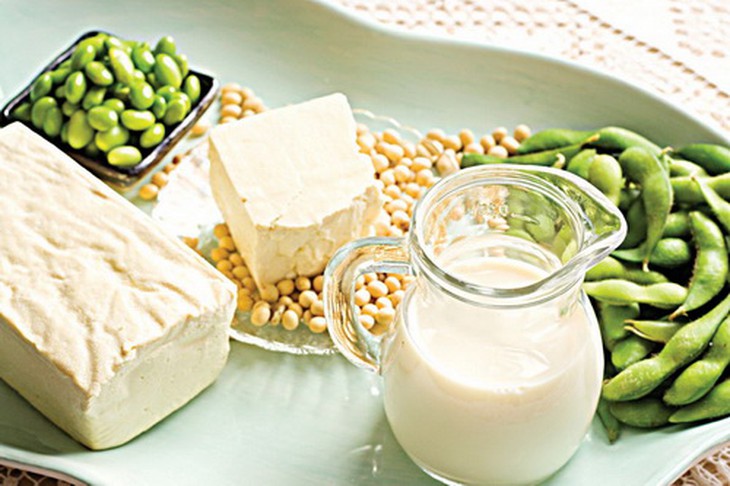 Đậu nành là thực phẩm cung cấp estrogen dồi dào tuyệt vời cho phụ nữ tuổi mãn kinh.